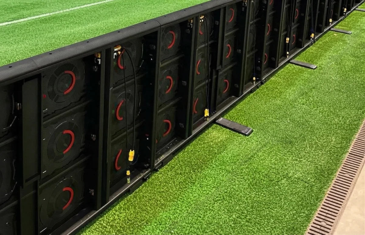 شرائط LED محيطية مركّبة على حافة أرضية الملعب، من الخلف