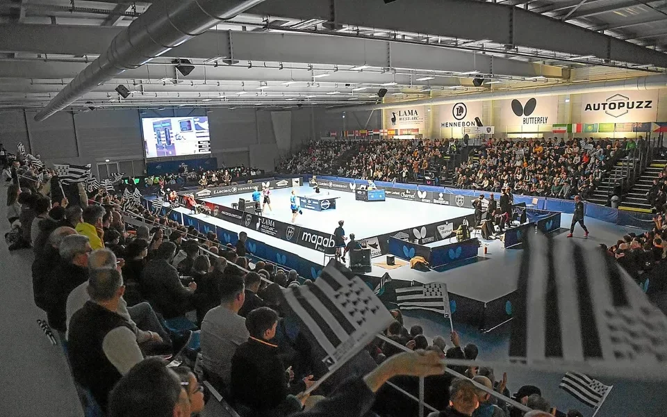 Hennebont multi-sports hall hosting a table tennis competition with an LED screen